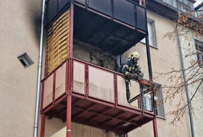 Balkon-Brand in Zwickau: Ursache noch unklar - Die Feuerwehr konnte den Brand zügig löschen. Foto: Mike Müller
