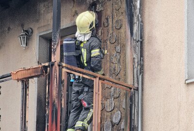 Balkon-Brand in Zwickau: Ursache noch unklar - Der Brand breitete sich über die Fassade aus. Foto: Mike Müller