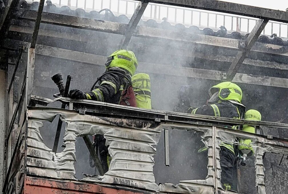 Balkonbrand: Mehrere Bewohner evakuiert - In der obersten Etage war auf einem Balkon ein Brand ausgebrochen. Foto: Harry Härtel