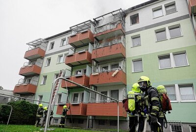 Balkonbrand: Mehrere Bewohner evakuiert - In der obersten Etage war auf einem Balkon ein Brand ausgebrochen. Foto: Harry Härtel