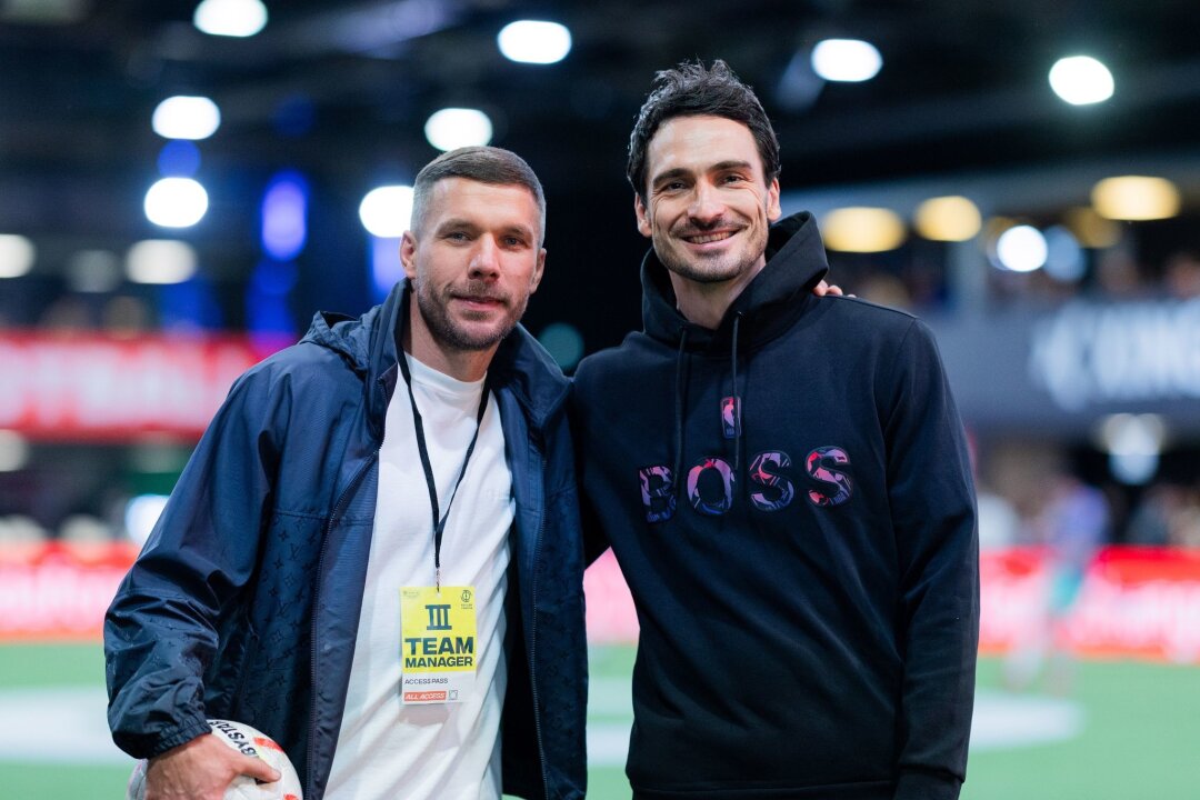 Baller League voller Erfolg - Bühne für die Straßenkicker - Sind Mitbegründer der Baller League: Lukas Podolski (l) und Mats Hummels.
