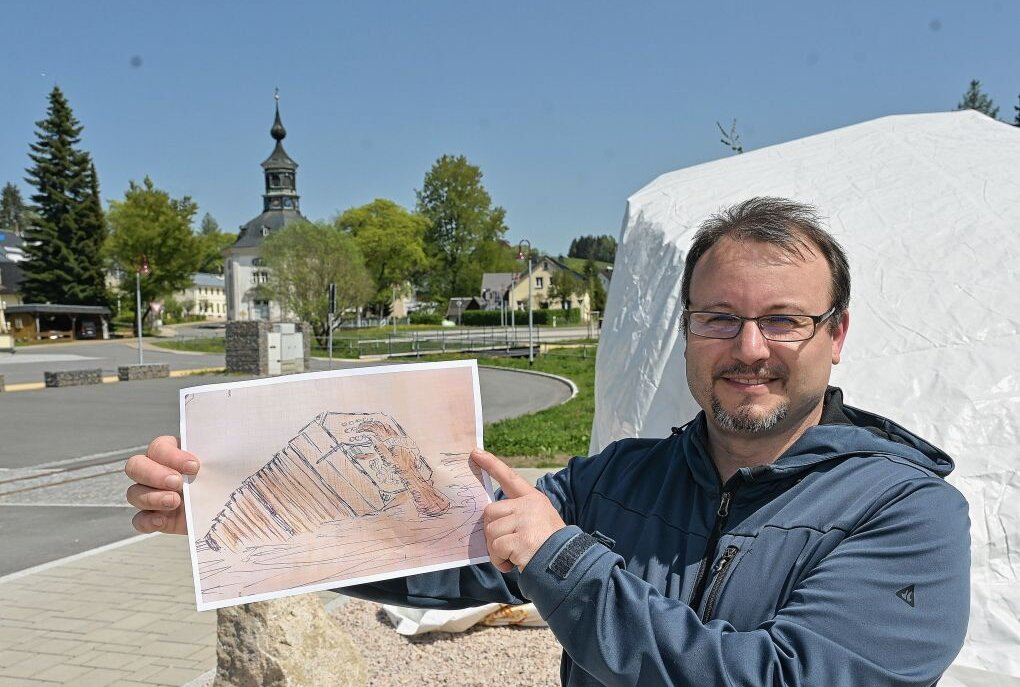 Bandonion-Skulptur wird eingeweiht - In Carlsfeld wird morgen die Bandonion-Skulptur eingeweiht - im Bild Robert Wallschläger, der die Skizze zeigt. Foto: Ralf Wendland