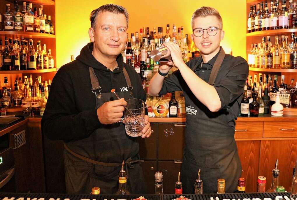 "Baracademy Sachsen" feiert im kommenden Jahr 25-jähriges Bestehen - Tilo und Felix Erdmann (v.l.) mixen leckere Cocktails, die zur Weihnachtszeit passen. Foto: Knut Berger