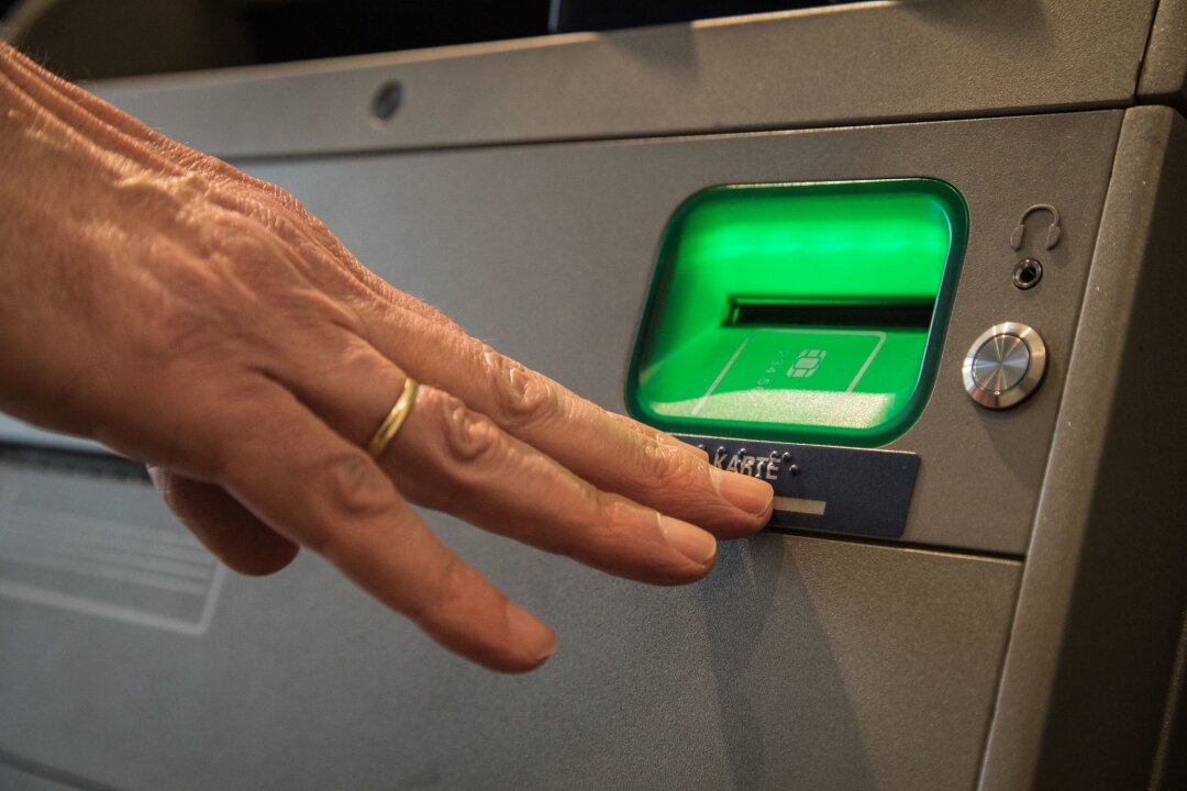 Barrierefreies Banking: Inklusion bei Finanzgeschäften - Blindenschrift am Geldautomat: So finden auch behinderte Menschen das Karteneingabefach.