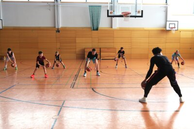 Basketball-Stars hautnah: Harlem Globetrotters zeigen Nachwuchssportlern ihr Können - Die Profi-Basketballer zeigten den Kids den ein oder anderen Trick, der gar nicht so einfach war.