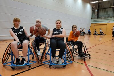 Jung und alt, Frauen und Männer, mit Behinderung oder ohne - alle zusammen leben sie die Leidenschaft Basketball.