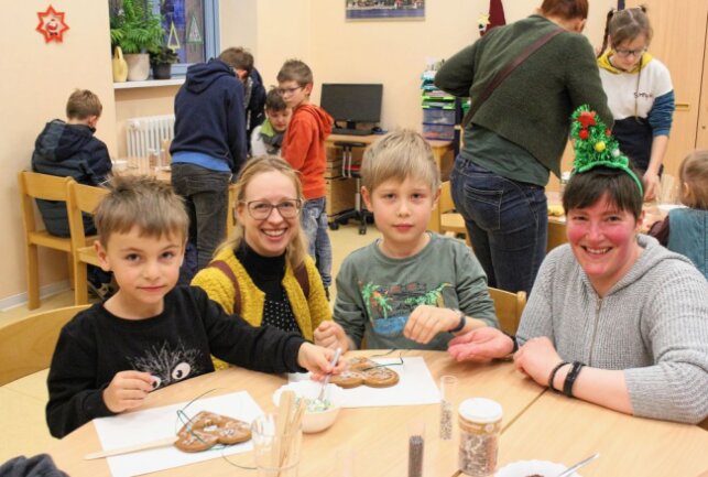 Basteln in Freiberger Grundschulen: Kinder sind mit den Familien gemeinsam kreativ - Freude am gemeinsamen Gestalten von leckeren Lebkuchen. Foto: Renate Fischer