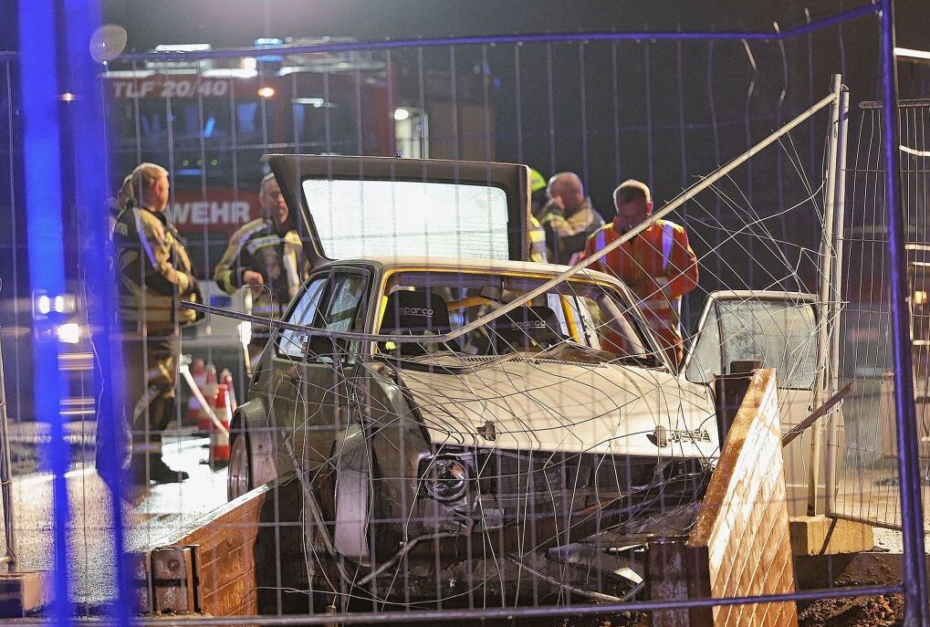 Bastlerfahrzeug crasht in die Baustellenabsperrung - Der PKW raste in die Absperrung, zwei Insassen wurden verletzt Foto: Andreas Kretschel