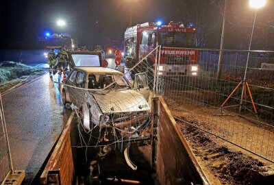 Bastlerfahrzeug crasht in die Baustellenabsperrung - Der PKW raste in die Absperrung, zwei Insassen wurden verletzt Foto: Andreas Kretschel