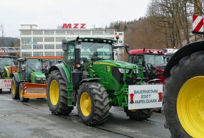 Bauern aus dem mittleren Erzgebirge freuen sich über Unterstützung - Viele hatten Banner und Plakate an ihren Fahrzeugen befestigt. Foto: Andreas Bauer