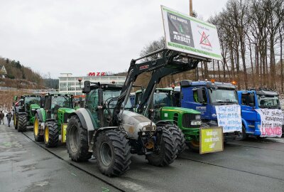 Bauern aus dem mittleren Erzgebirge freuen sich über Unterstützung - Mehr als 20 Traktoren beteiligten sich an der Fahrt, die in Zschopau begann. Foto: Andreas Bauer