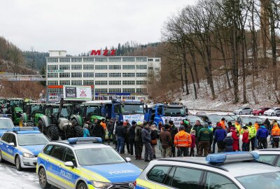Bauern aus dem mittleren Erzgebirge freuen sich über Unterstützung - Begleitet wurde die Aktion von der Polizei. Foto: Andreas Bauer