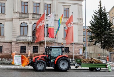 Bauern laden Mist vor Parteibüros der Ampel-Koalition ab - Das SPD Haus in der Dresdner Straße. Foto: Harry Härtel