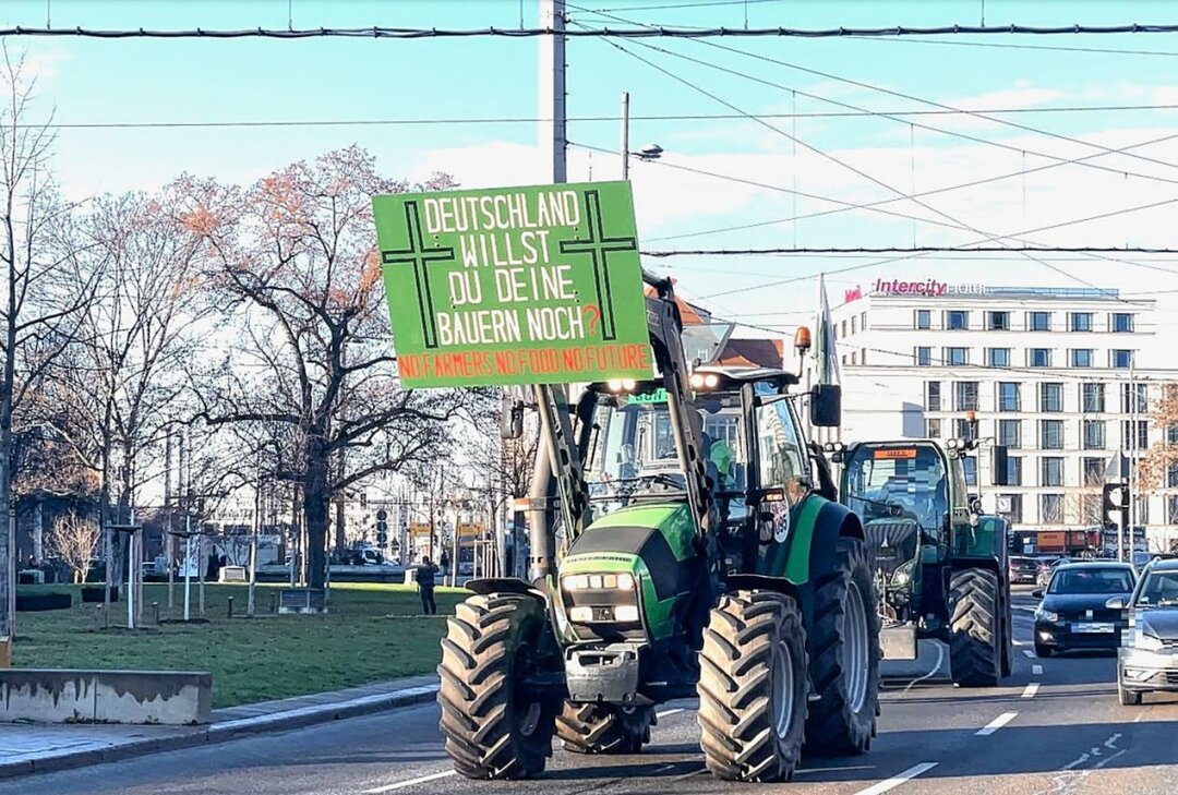 Bauern laufen Sturm gegen geplante Kürzung der Agrardiesel-Subventionen - In ganz Deutschland demonstrieren Bauern, so auch in Leipzig. Foto: xcitepress/Christian Essler