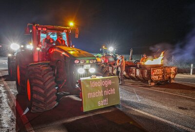 Bauerndemo in Westsachsen: Autobahnauffahrt Hohenstein-Ernstthal blockiert - Die Auffahrt zur A4 Hohenstein-Ernstthal ist in beiden Richtungen blockiert. Foto: Andreas Kretschel