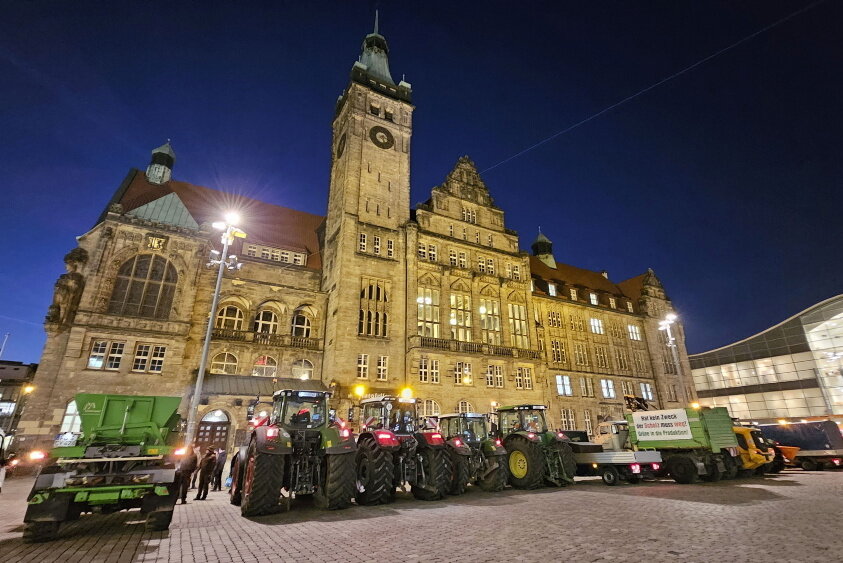 Bauernprotest am Donnerstag: Traktoren-Korso zieht durch Chemnitzer Innenstadt - Ein Traktoren-Korso zieht am Donnerstagabend durch die Chemnitzer City. Foto: Harry Härtel