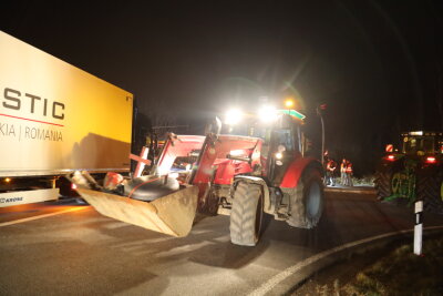 Auch in Frankenberg blockieren seit den frühen Morgenstunden gut 30 Landwirte die Auffahrt der Autobahn 4 in Fahrtrichtung Chemnitz und Dresden.