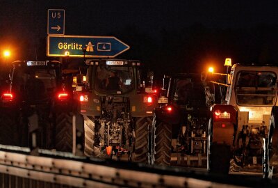 Bauernprotest beginnt in Sachsen: Bauern legen Autobahnauffahrt bei Görlitz lahm - Bauern versperrten mit ihren Traktoren die Autobahnauffahrten in Görlitz und Kodersdorf. Foto: Bernd März