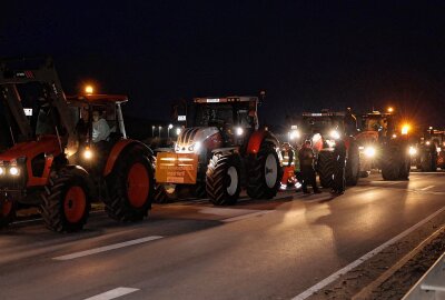 Bauernprotest beginnt in Sachsen: Bauern legen Autobahnauffahrt bei Görlitz lahm - Bauern versperrten mit ihren Traktoren die Autobahnauffahrten in Görlitz und Kodersdorf. Foto: Bernd März