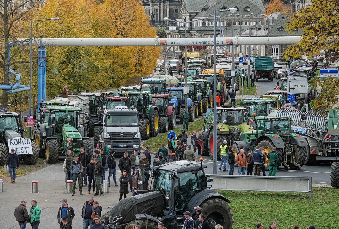 Bauernprotest: Hunderte Traktoren vor Landtag in Dresden - Am 1. November versammelten sich Hunderte Bauern vor dem sächsischen Landtag, um gegen die Politik des Landwirtschaftsministers Günther zu protestieren. Foto: Roland Halkasch