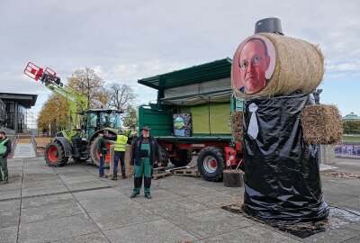 Bauernprotest: Hunderte Traktoren vor Landtag in Dresden - Am 1. November versammelten sich Hunderte Bauern vor dem sächsischen Landtag, um gegen die Politik des Landwirtschaftsministers Günther zu protestieren. Foto: Roland Halkasch