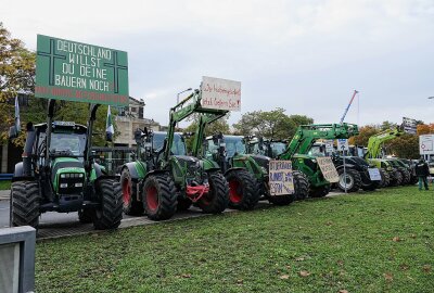 Bauernprotest: Hunderte Traktoren vor Landtag in Dresden - Hunderte Landwirte kamen zusammen um auf Missstände aufmerksam zu machen. Foto: Roland Halkasch