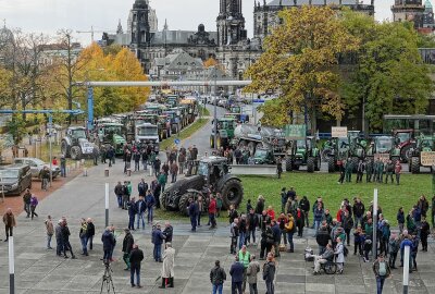 Bauernprotest: Hunderte Traktoren vor Landtag in Dresden - Hunderte Landwirte kamen zusammen um auf Missstände aufmerksam zu machen. Foto: Roland Halkasch