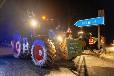 Bauernprotest im Vogtland: Landwirte legen Autobahnauffahrten und Bundesstraße lahm - Auch die Autobahnauffahrt 72- Chemnitz-Hof in Reichenbach ist blockiert. Foto: David Rötzschke