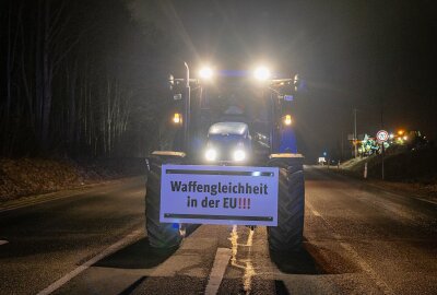 Bauernprotest im Vogtland: Landwirte legen Autobahnauffahrten und Bundesstraße lahm - Auch die Autobahnauffahrt 72- Chemnitz-Hof in Reichenbach ist blockiert. Foto: David Rötzschke
