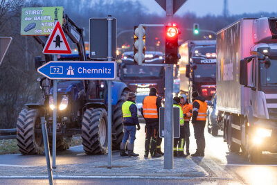 In Treuen blockieren die Bauern Autobahnauffahrt und -zubringer. Foto: David Rötzschke