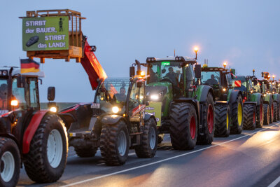 In Treuen blockieren die Bauern Autobahnauffahrt und -zubringer. Foto: David Rötzschke