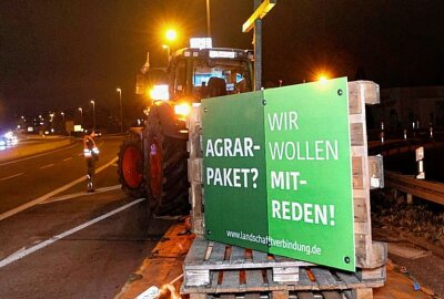 Bauernprotest in Chemnitz: Verkehr kommt auf B174 zum Erliegen - In Chemnitz sind Auffahrten zur A4 blockiert. Foto: Jan Haertel/ChemPic