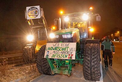 Bauernprotest in Chemnitz: Verkehr kommt auf B174 zum Erliegen - In Chemnitz sind Auffahrten zur A4 blockiert. Foto: Jan Haertel/ChemPic