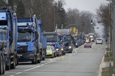 In Chemnitz wird die Zschopauer Straße von LKW und Traktoren blockiert. Foto: Jan Haertel/ChemPic