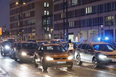 In der Chemnitzer Innenstadt werden Kreuzungen blockiert. Foto: Harry Härtel
