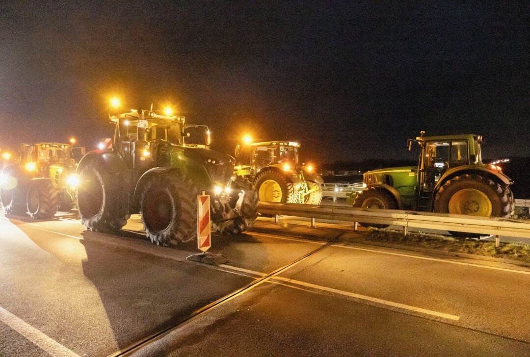 Bauernproteste blockieren am Donnerstagabend Autobahnen - Der Bauernprotest am Donnerstagabend blockiert mehrere Autobahnen in Sachsen. Foto: Bernd März