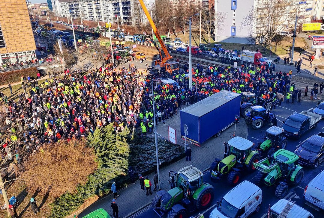 Bauernproteste in Plauen: 2.500 Teilnehmende legen Innenstadt lahm - Bilder vom heutigen Protesttag der Landwirtinnen und Landwirte, Handwerkerinnen und Handwerker, sowie der Speditionen gegen die Regierungspolitik. Foto: Pressebüro Repert