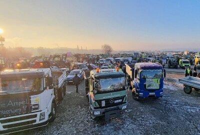 Bauernproteste in Plauen: 2.500 Teilnehmende legen Innenstadt lahm - Mit über 550 Fahrzeugen setzten die Menschen in Plauen ein Zeichen für ihren Unmut. Foto: Pressebüro Repert
