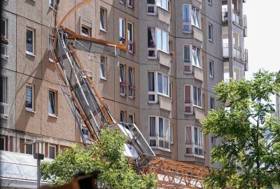Baukran stürzt in Dresdner Innenstadt um - In Dresden ist ein Baukran in der Innenstadt zusammengebrochen. Foto: Roland Halkasch