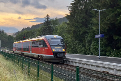 Ein Zug der Erzgebirgsbahn wartet im Bahnhof Antonsthal auf Freigabe der Bahnstrecke.