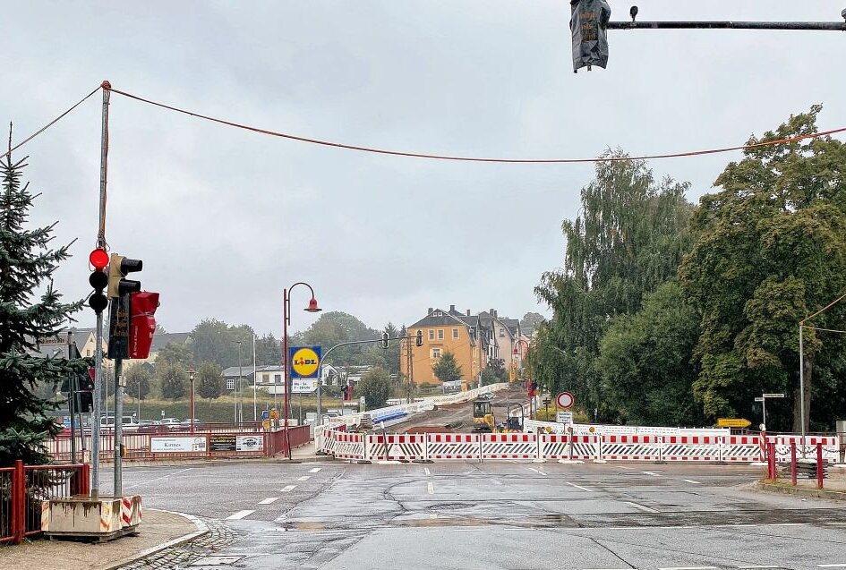 In Niederwürschnitz sorgt eine umfangreiche Baumaßnahme an der B 180 für eine Vollsperrung. Foto: Ralf Wendland