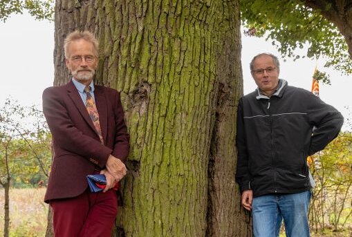 Baumfotograf stellt im Peniger Kino seine Bilder aus - Andreas Roloff und Uwe Dathe bei der Ausrufung der "Schönen Eiche" in Harreshausen. Foto: privat