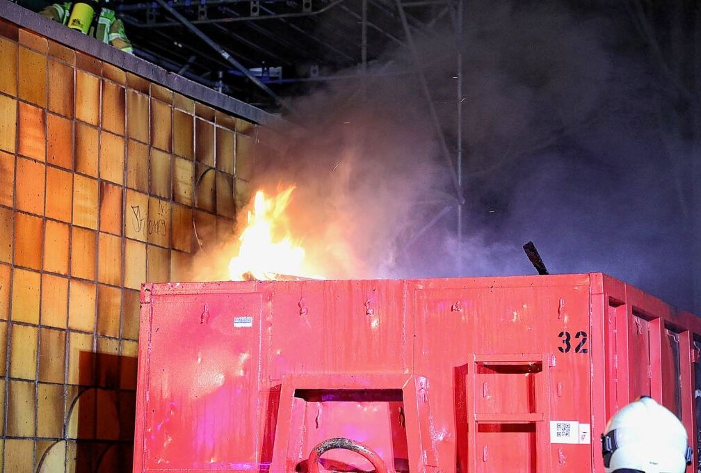 Bauschuttcontainer stand in Flammen: Eine Verletzte - In Dresden kam es zu einem Brand. Foto: Roland Halkasch