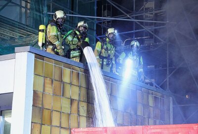 Bauschuttcontainer stand in Flammen: Eine Verletzte - In Dresden kam es zu einem Brand. Foto: Roland Halkasch