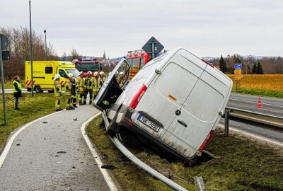 Bautzen: Mercedes Sprinter kommt von der Fahrbahn ab - Mercedes kommt von Fahrbahn ab und landet im Straßengraben. Foto: LausitzNews.de/Tim Kiehle