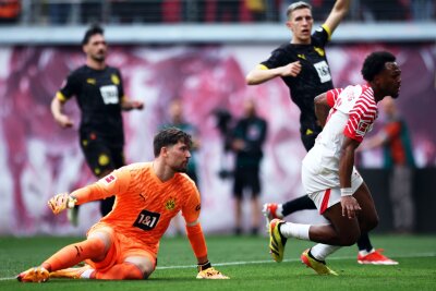 Bayer rettet Superserie - Leipzig gewinnt Topspiel - Torhüter Gregor Kobel (l) und der BVB kassierten in Leipzig eine Niederlage.