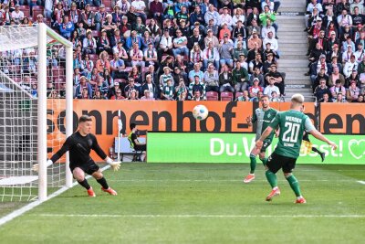 Bayer rettet Superserie - Leipzig gewinnt Topspiel - Brachte Werder in Augsburg in Führung: Romano Schmid (r).