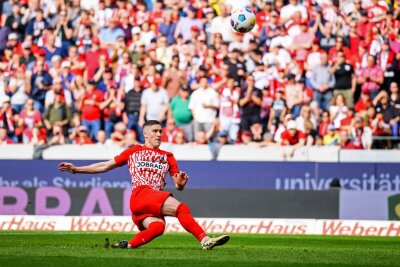 Bayer rettet Superserie - Leipzig gewinnt Topspiel - Freiburgs Roland Sallai rutschte beim Stand von 1:1 bei einem Elfmeter weg.