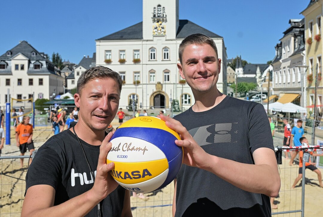 Beachvolleyball-Turnier in Schneeberg mit Rekordbeteiligung - Die Volleyballer Jan Riedel (li.) und Andreas Riedel unterstützen das Beachvolleyball-Turnier in Schneeberg. Foto: Ralf Wendland