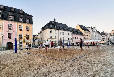Beachvolleyball-Turnier in Schneeberg mit Rekordbeteiligung - In Schneeberg läuft das 13. Beachvolleyball-Turnier in der Innenstadt. Foto: Ralf Wendland